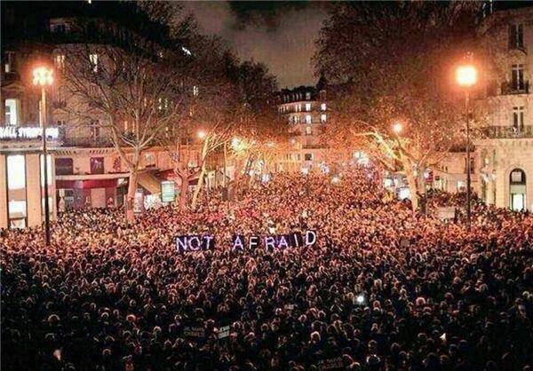 پاریس به خاک و خون کشیده شد / داعش مسوولیت حمله را پذیرفت / احتمال لغو سفر روحانی به فرانسه/ تابلوی ما نمی ترسیم دست مردم فرانسه